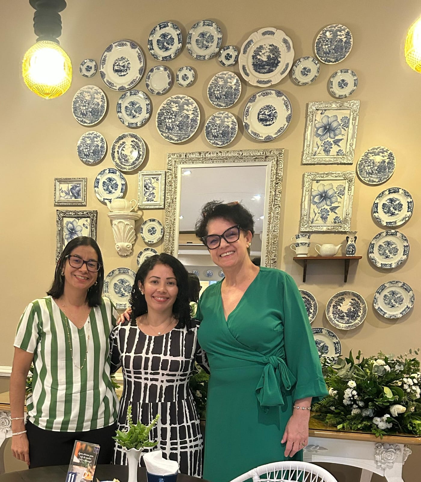 Com Lidiany e Cristiane